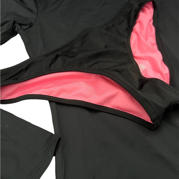 Set: Volcom Surf Shirt & PINK bikini bottoms - Picture 5 of 6